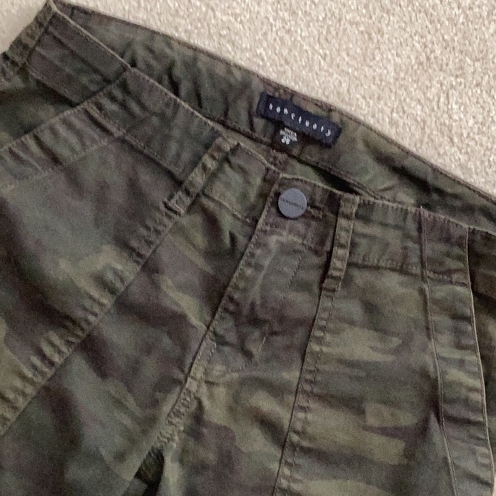 SANCTUARY CAMO. CROPPED PANTS
